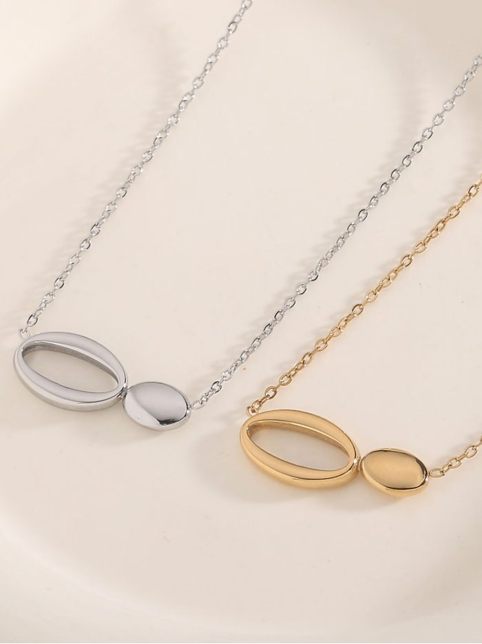 Colar pendente duplo oval.