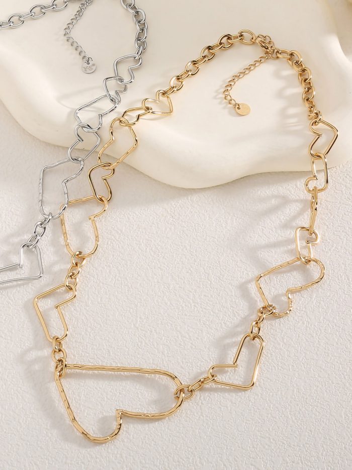 Colar corações de elos.