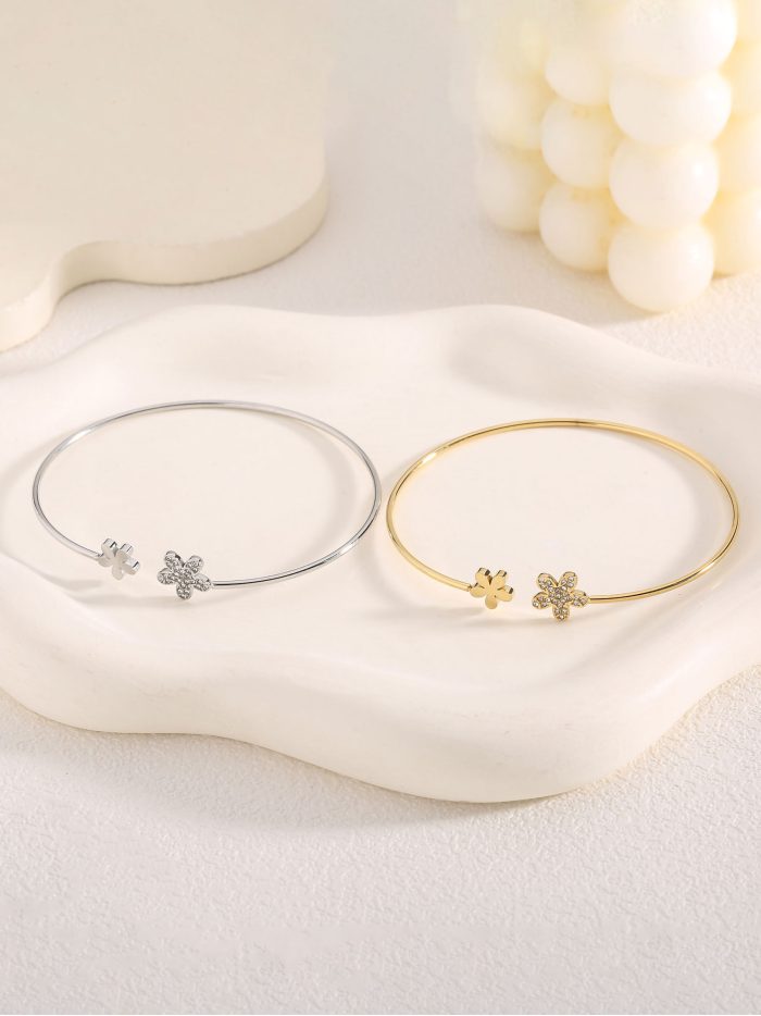 Pulsera rígida flor con circonitas