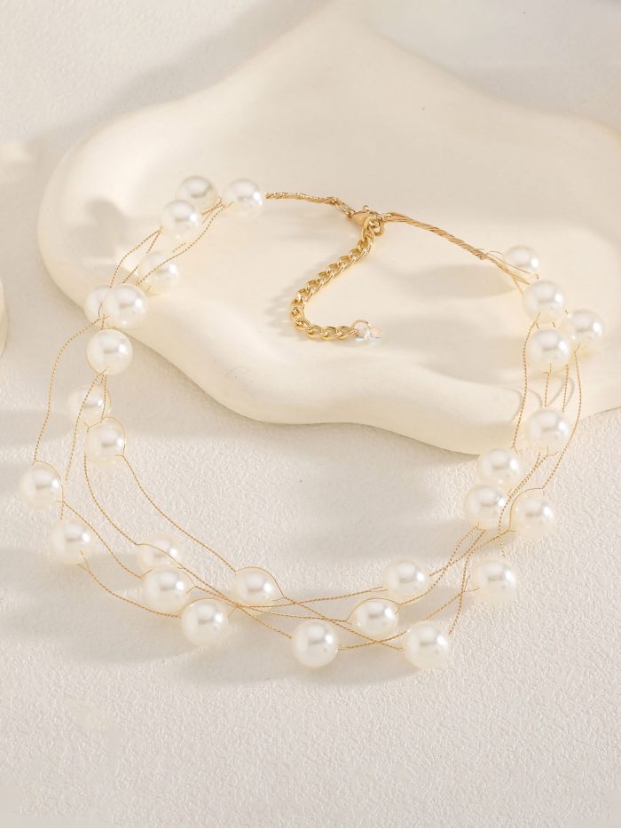 Collar multicapa con perlas