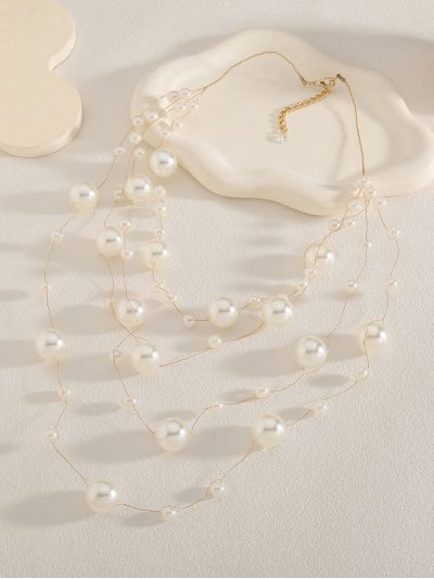 Collar multicapa con perlas