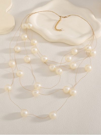 Collar multicapa con perlas