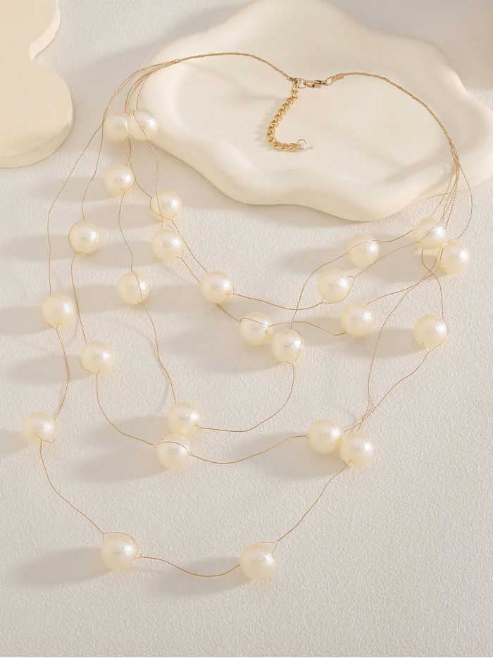 Collar multicapa con perlas