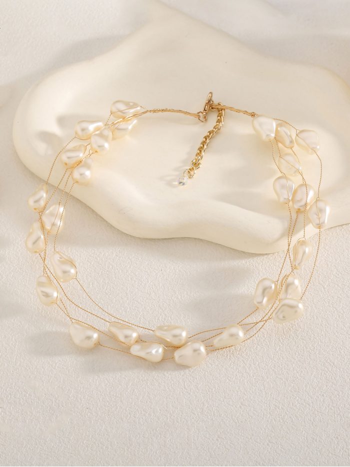 Collar multicapa con perlas