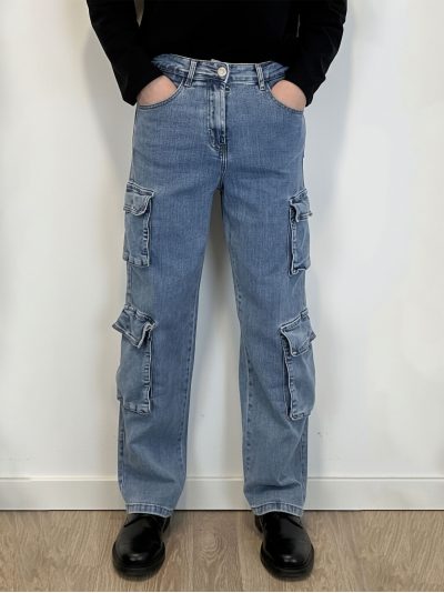 Jeans cargo corte relaxed