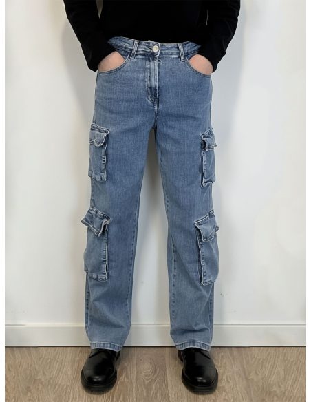Jeans cargo corte relaxed