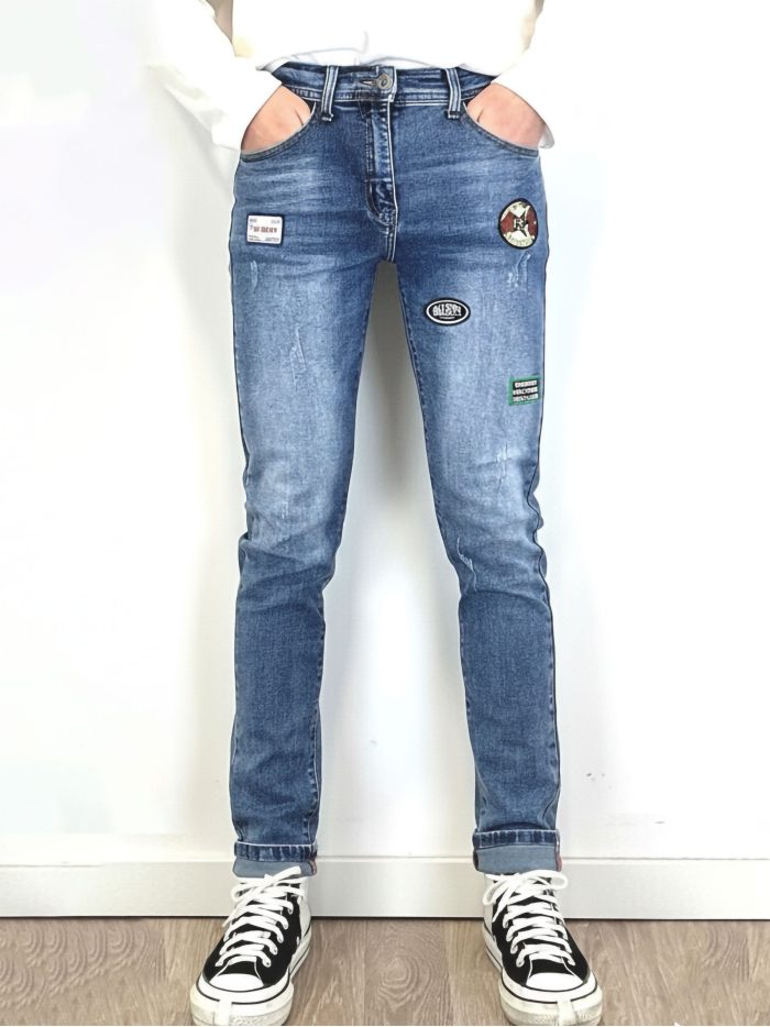 Jeans slim lavado con parches