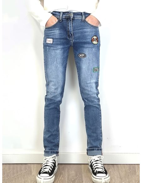 Jeans slim lavado con parches
