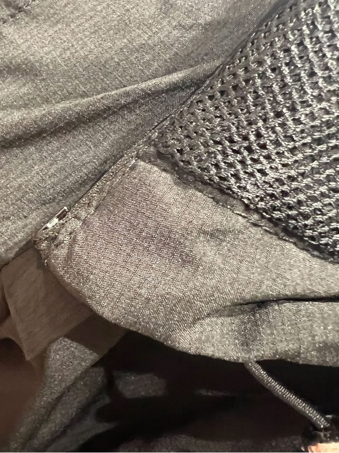 Chaqueta cortavientos ultraligera con capucha