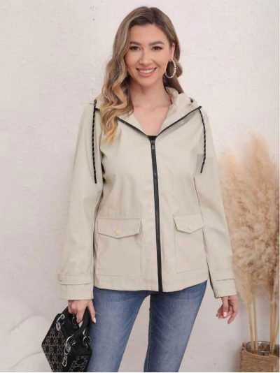 Chaqueta engomada con capucha