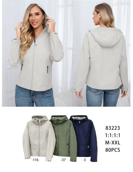 Giacca leggera con cappuccio non rimovibile.