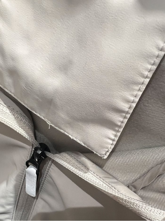 Giacca leggera con cappuccio non rimovibile.