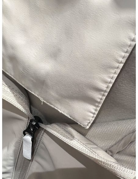 Giacca leggera con cappuccio non rimovibile.