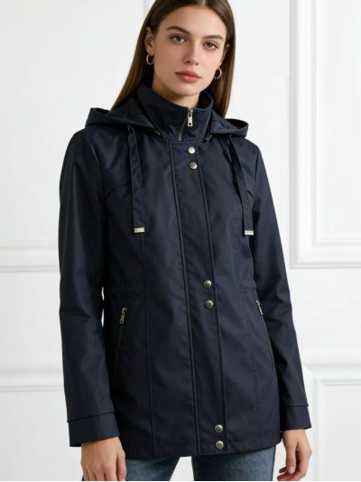 Parka engomada con capucha y botones de presión