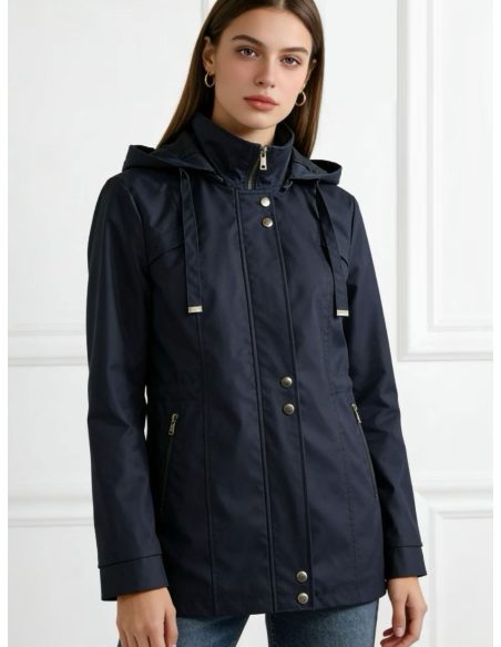 Parka emborrachada com capuz e botões de pressão.