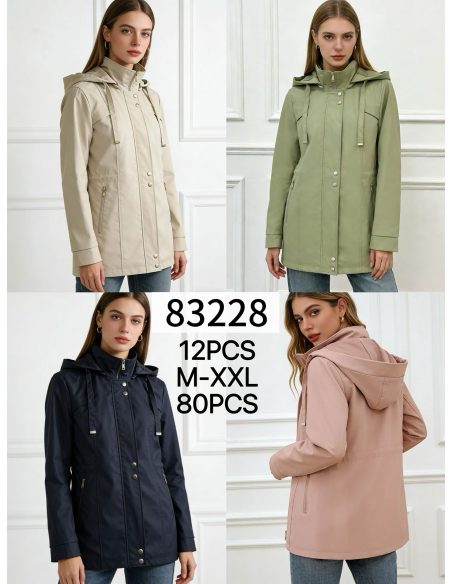 Parka emborrachada com capuz e botões de pressão.