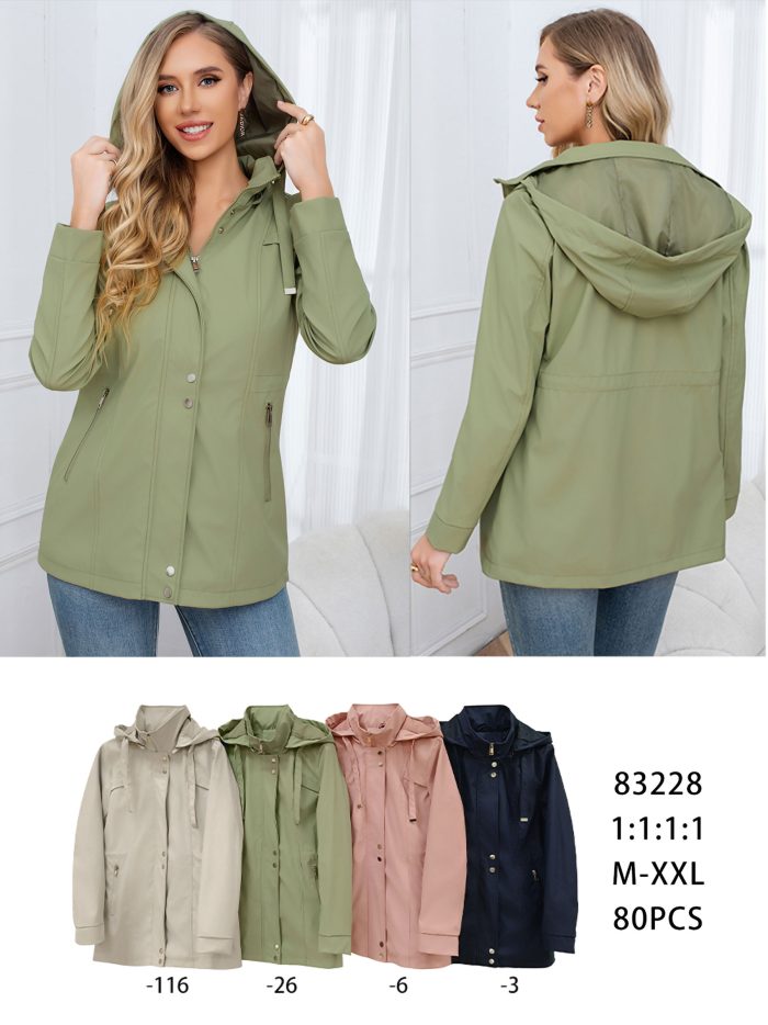 Parka emborrachada com capuz e botões de pressão.