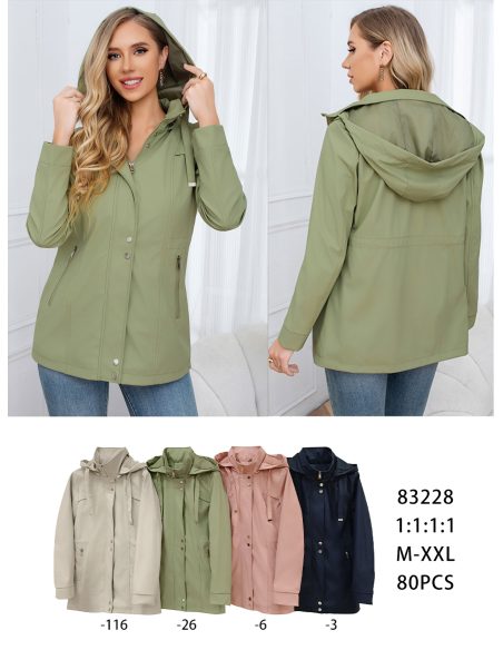 Parka emborrachada com capuz e botões de pressão.