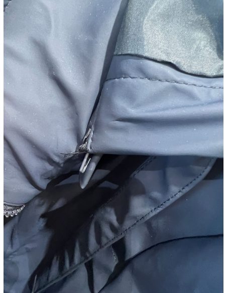 Parka emborrachada com capuz e botões de pressão.