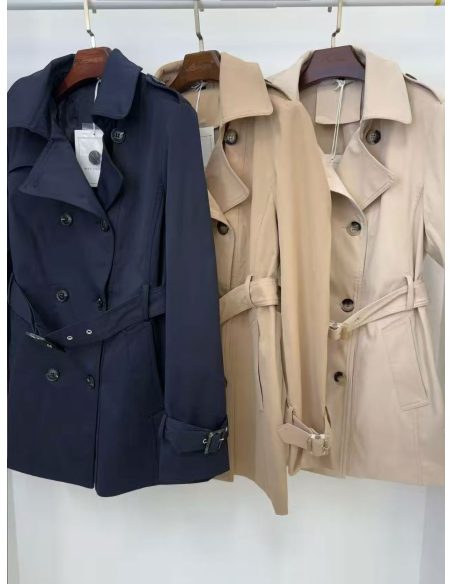 Trench cruzado con cinturón