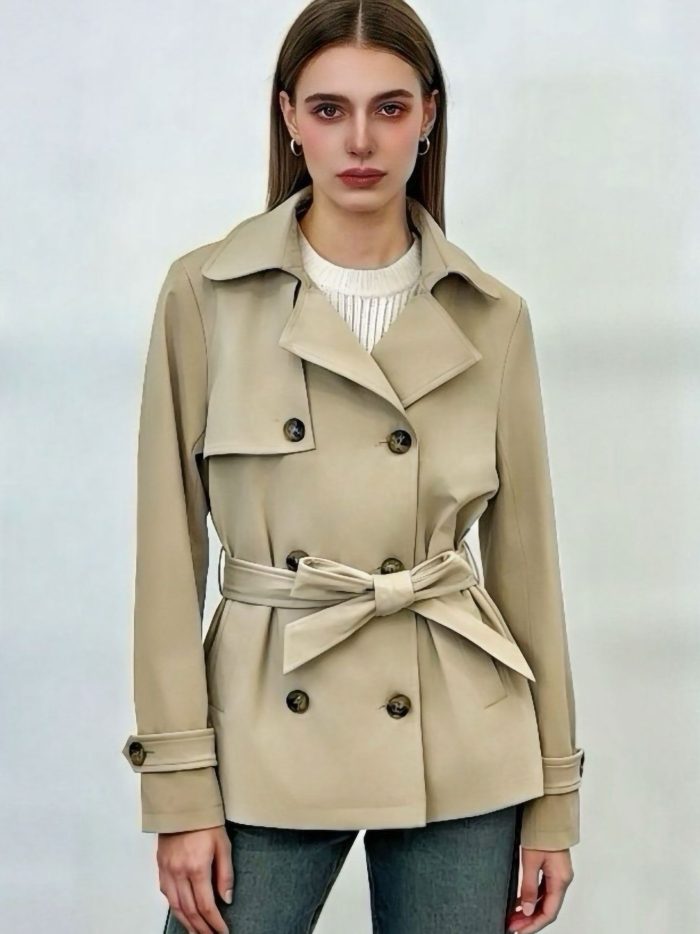 Trench corto cruzado con cinturón