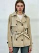 Trench corto cruzado con cinturón