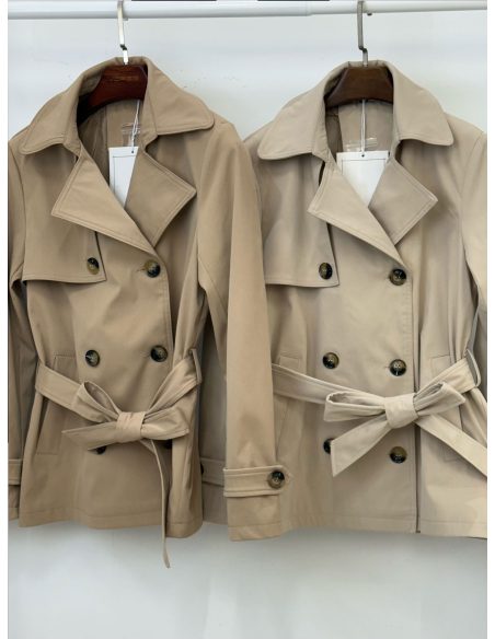 Trench corto cruzado con cinturón