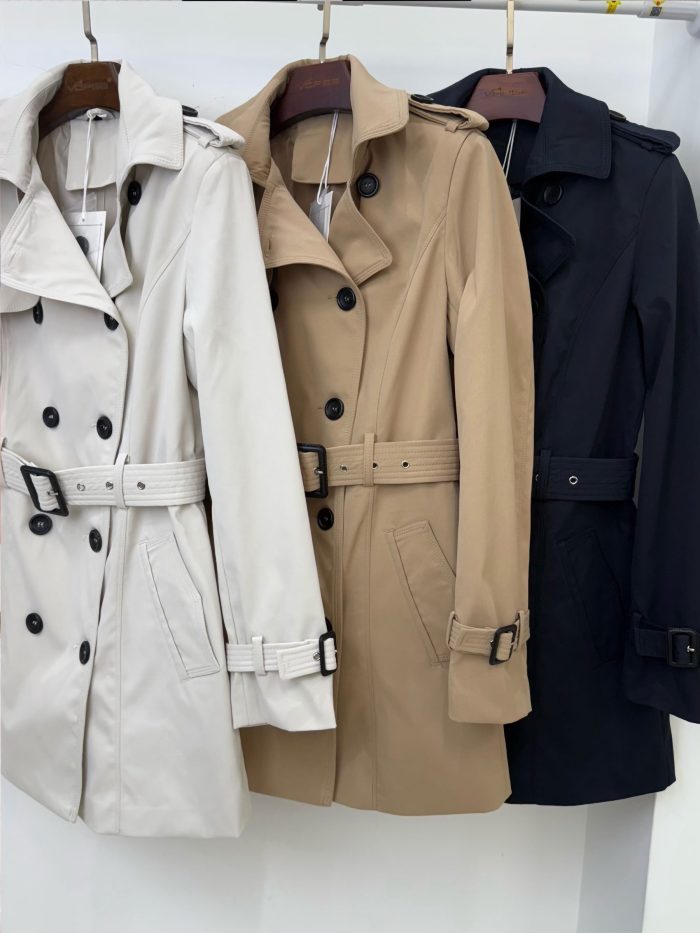 Trench cruzado con cinturón