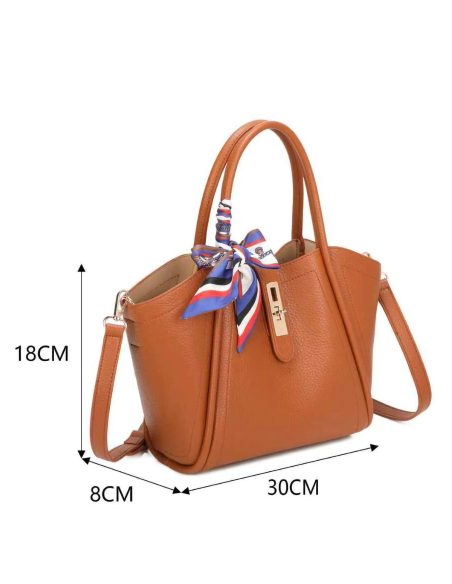 Bolsa tote com lenço decorativo.