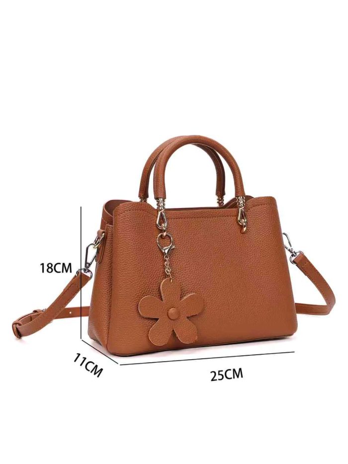 Bolso de mano con colgante flor