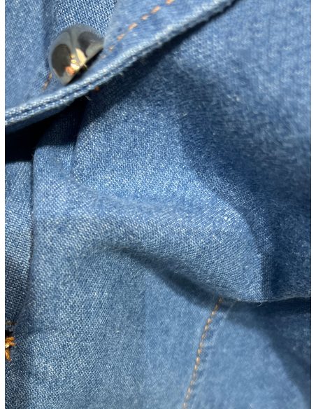 Gilet en denim avec fermetures décoratives.