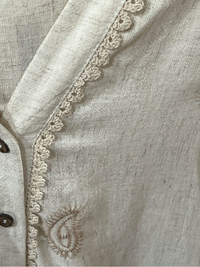 Leinenhemd mit Paisley-Stickerei