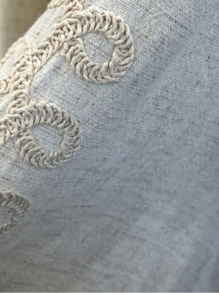 Camisa lino pliegues y bordados en mangas