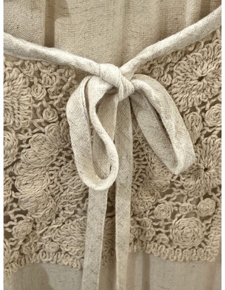 Linen blouse with tie neck and lace