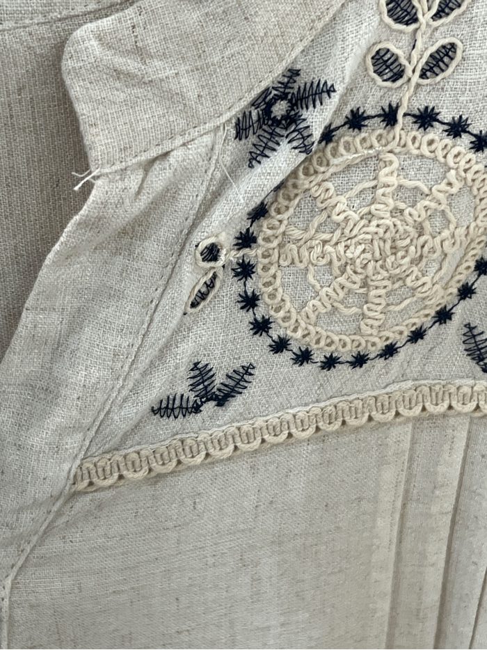 Blouse en lin brodé