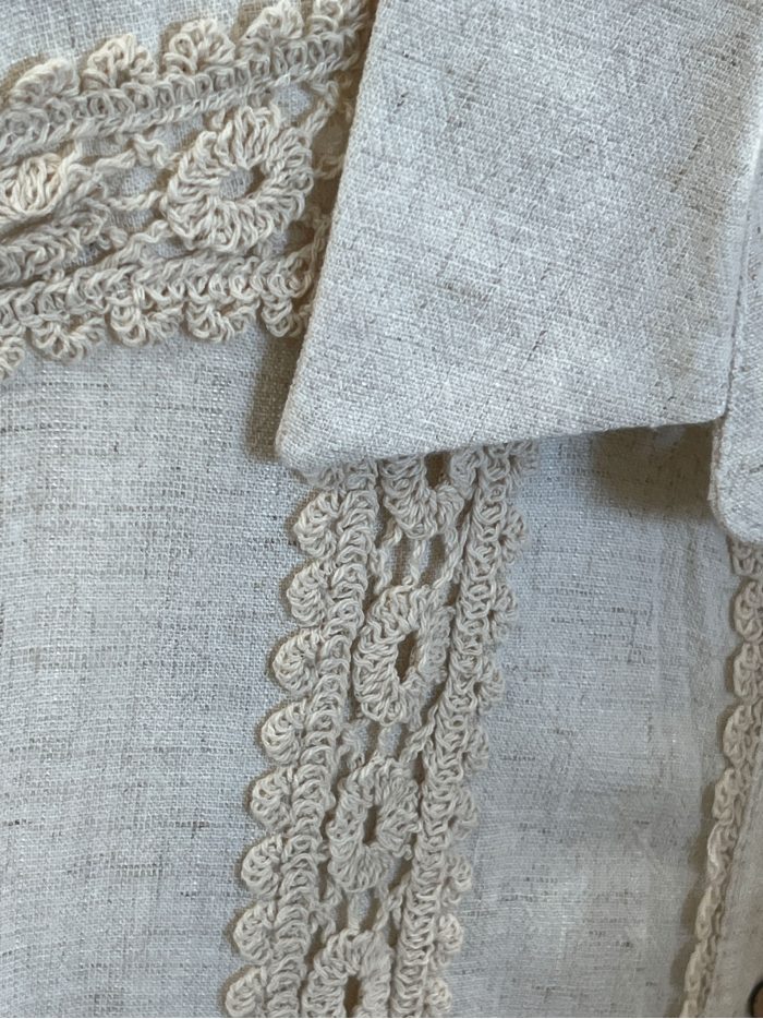 Camicia in lino con pizzo verticale.