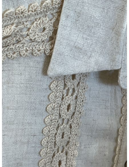 Camicia in lino con pizzo verticale.