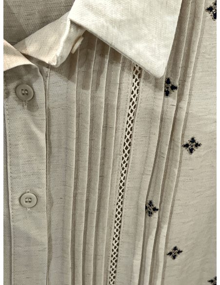 Camisa bordada pliegues