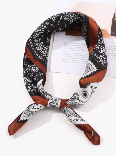Lenço pequeno efeito seda bandana patchwork.
