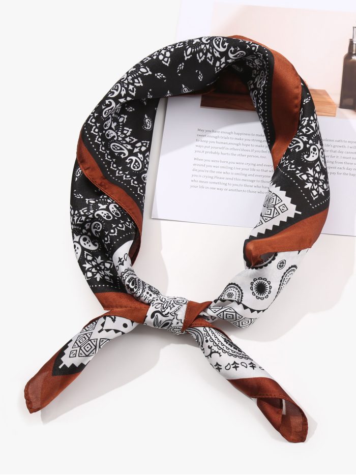 Lenço pequeno efeito seda bandana patchwork.