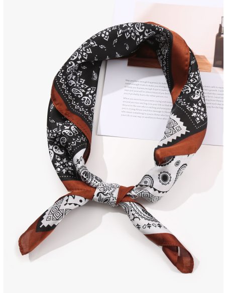 Lenço pequeno efeito seda bandana patchwork.