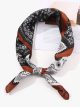 Lenço pequeno efeito seda bandana patchwork.