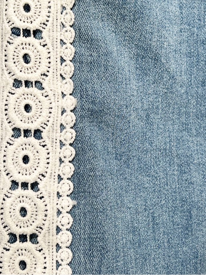 Gerade Jeans mit seitlicher Spitzenborte