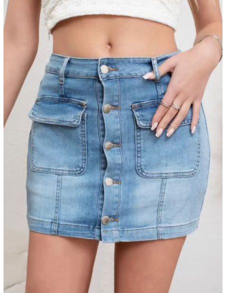 Saia-calça jeans com botões.