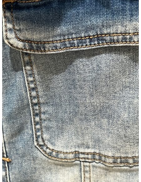 Saia-calça jeans com botões.