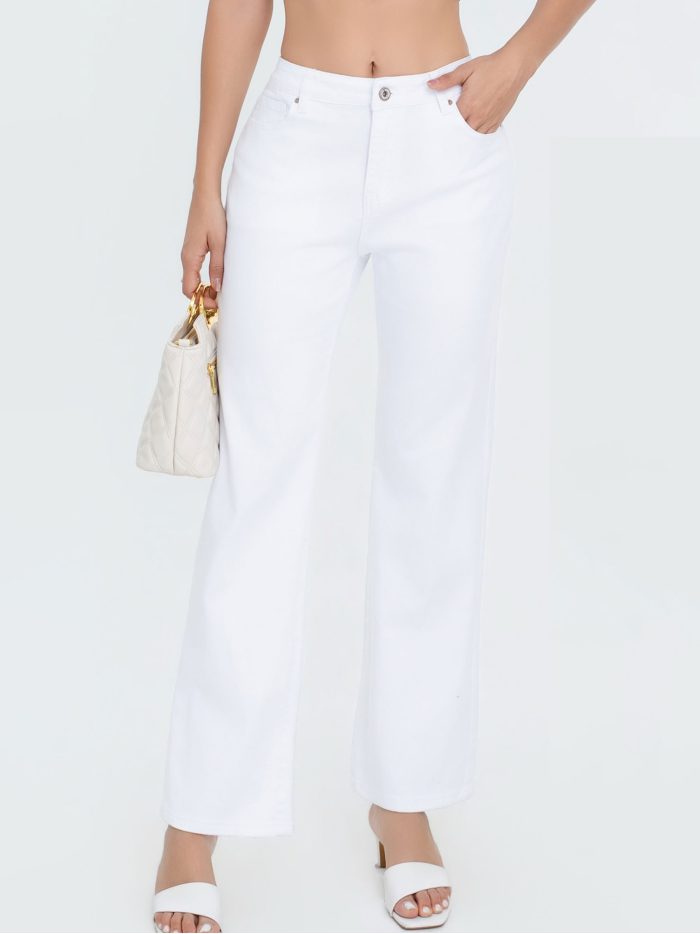 Calça jeans básica tamanho grande.