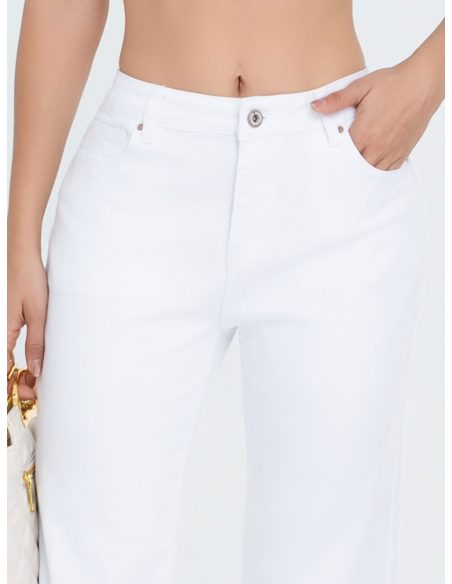 Calça jeans básica tamanho grande.