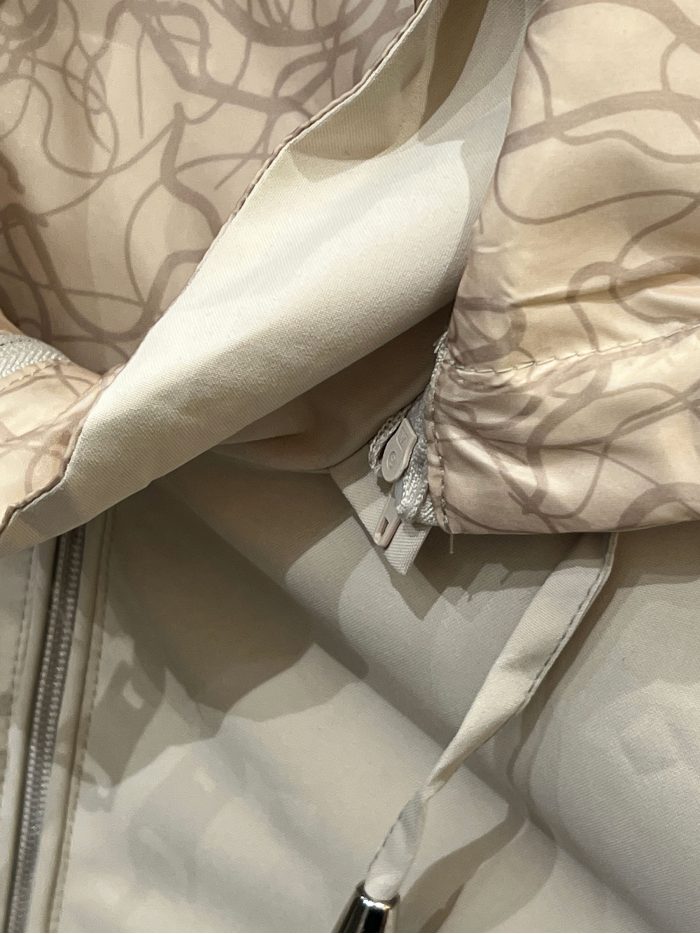 Parka reversibile con cappuccio e vita regolabile.