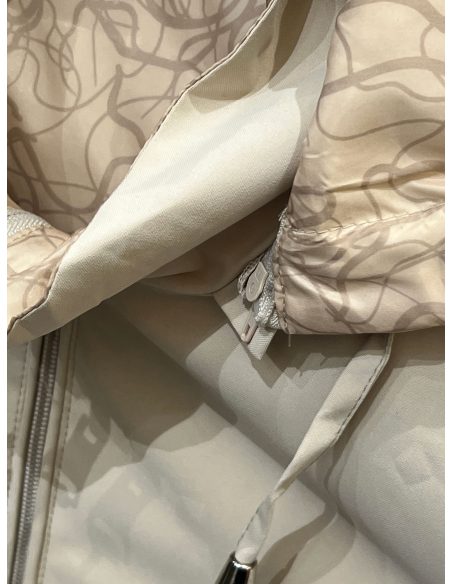 Parka reversibile con cappuccio e vita regolabile.