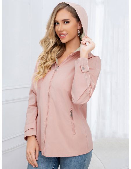 Giacca reversibile con cappuccio e vita regolabile.